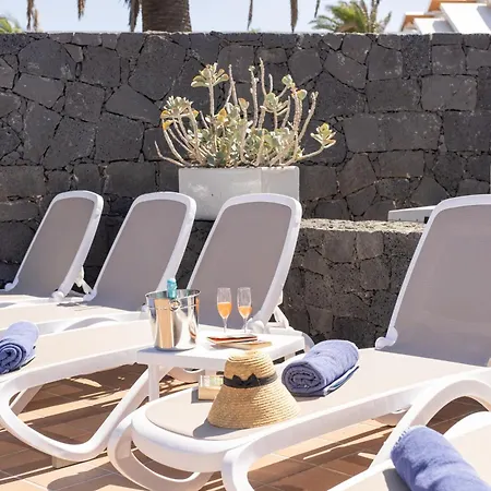 Villa Mamma Mia Sleeps 6 With Pool Playa Blanca (Lanzarote)